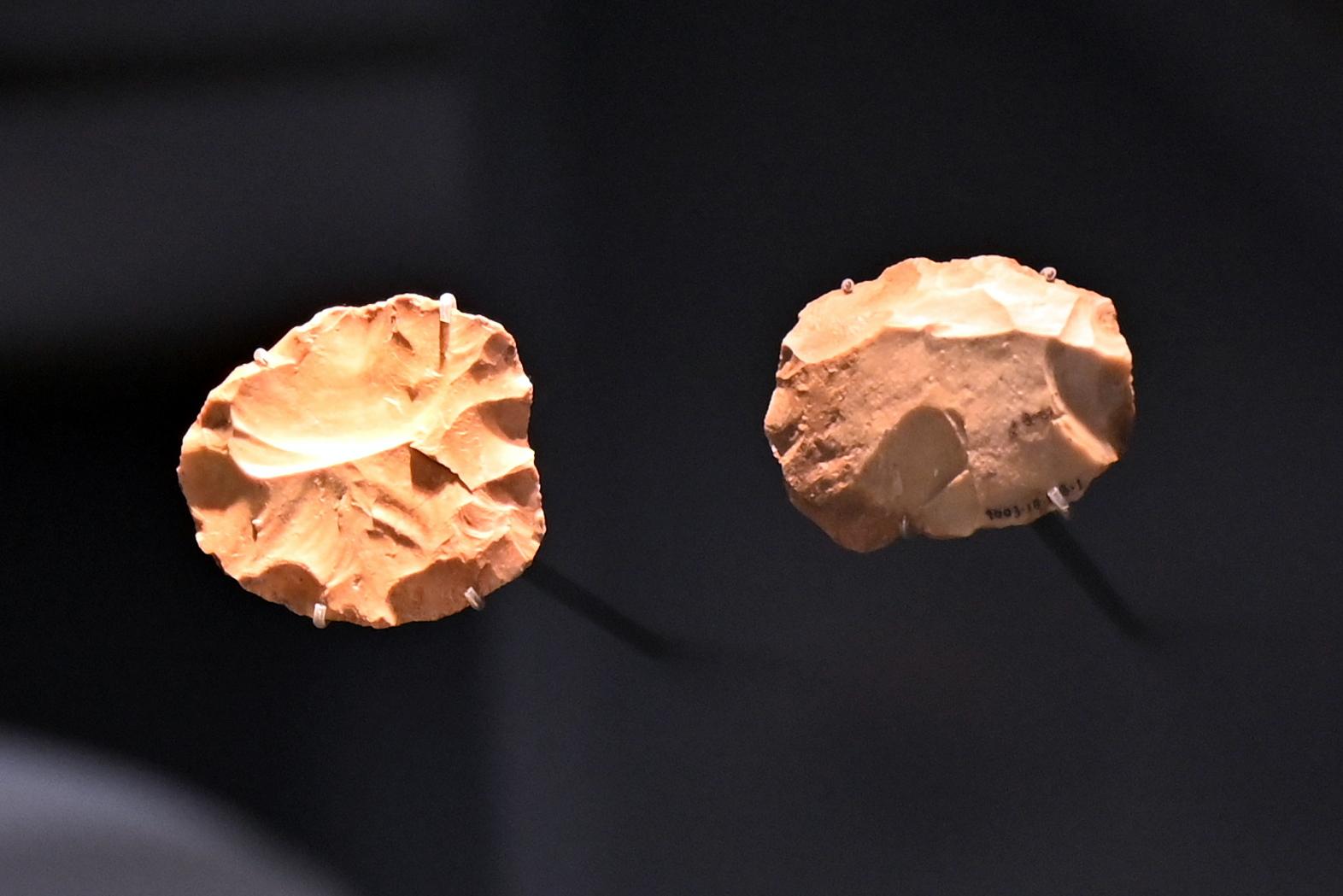 Zwei Levalloiskerne, Paläolithikum, 600000 - 10000 v. Chr., 50000 - 70000 v. Chr.