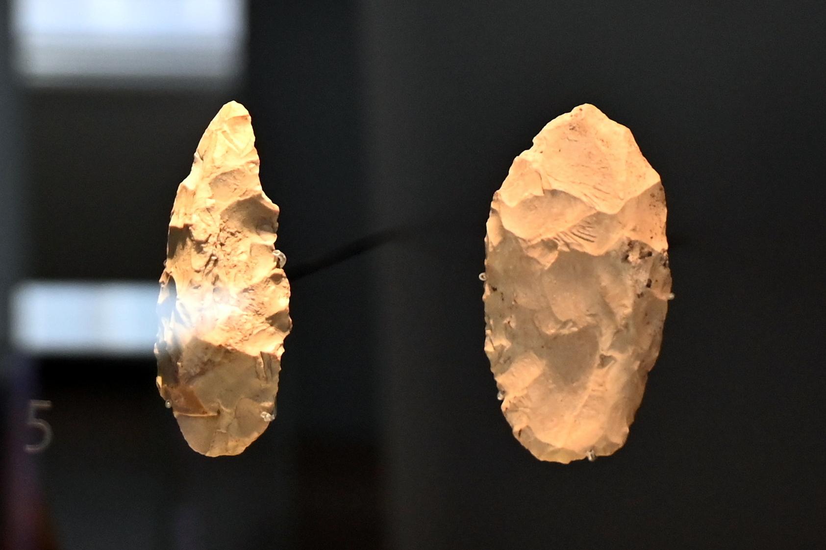 Zwei Blattspitzen, Paläolithikum, 600000 - 10000 v. Chr., 50000 - 70000 v. Chr.