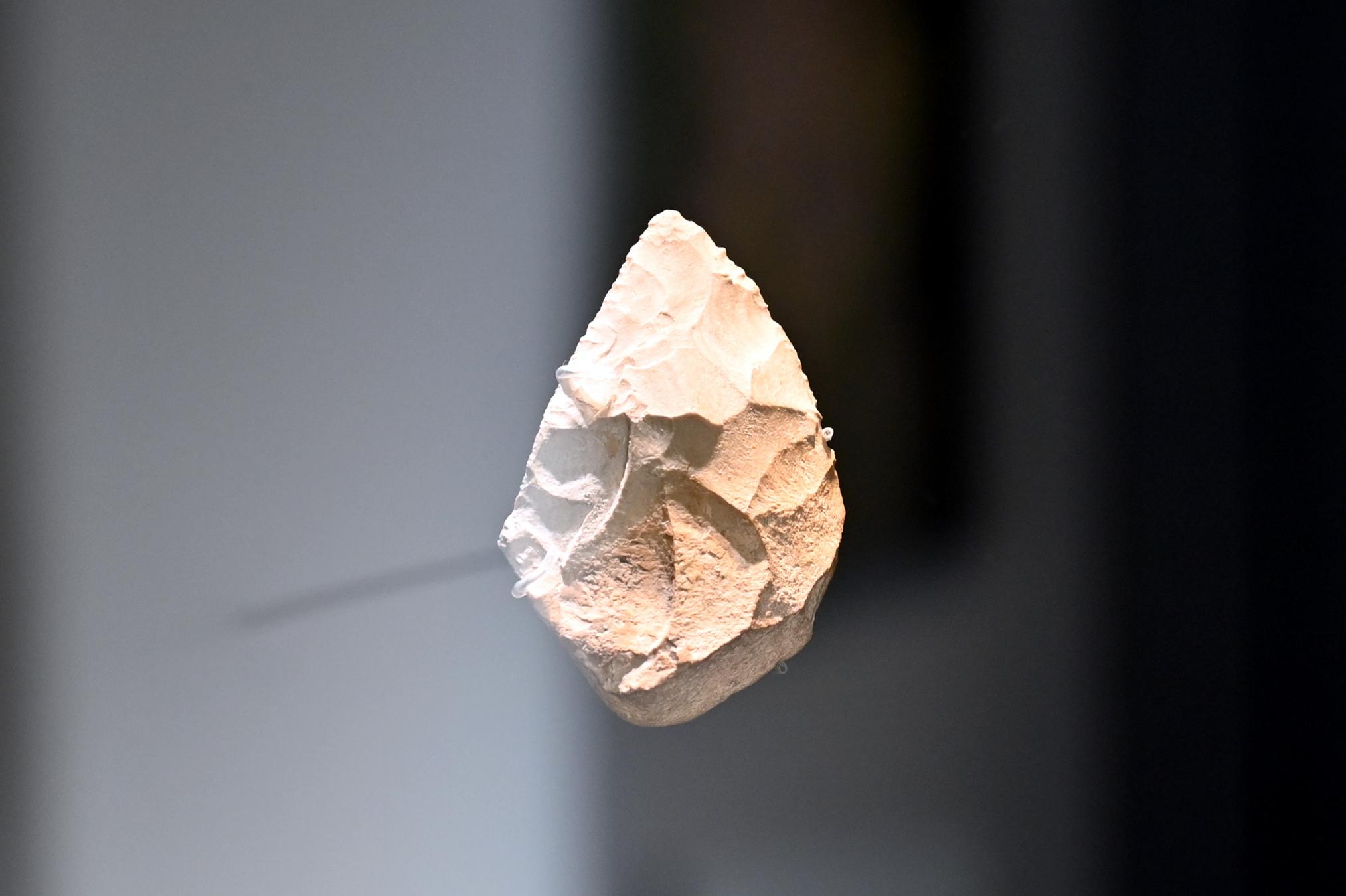 Kleiner Faustkeil, Paläolithikum, 600000 - 10000 v. Chr., 70000 - 50000 v. Chr., Bild 1/3