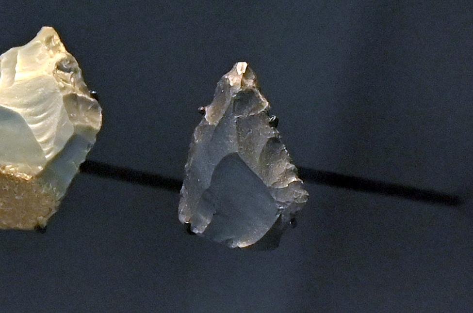 Spitze, Würm-Kaltzeit früh, 200000 - 40000 v. Chr., Bild 1/3
