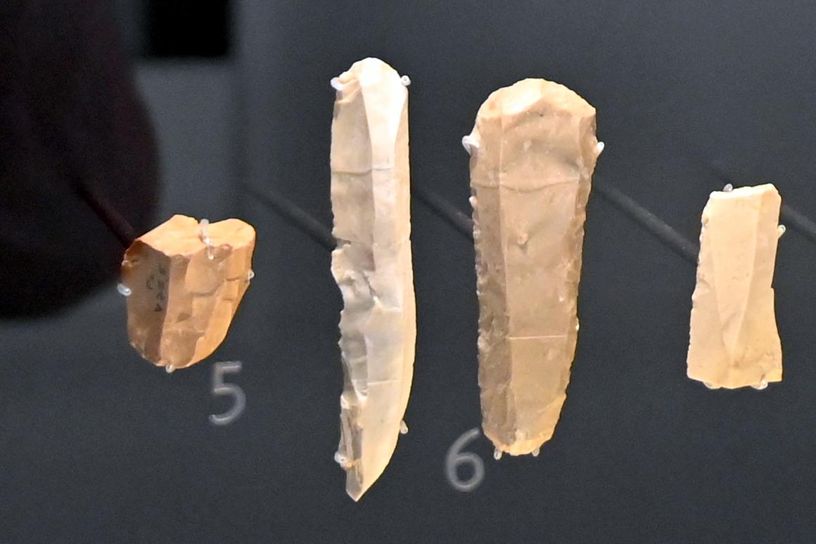 Zwei Kratzer, Jungpaläolithikum, 43000 - 10000 v. Chr., 40000 - 35000 v. Chr., Bild 1/3