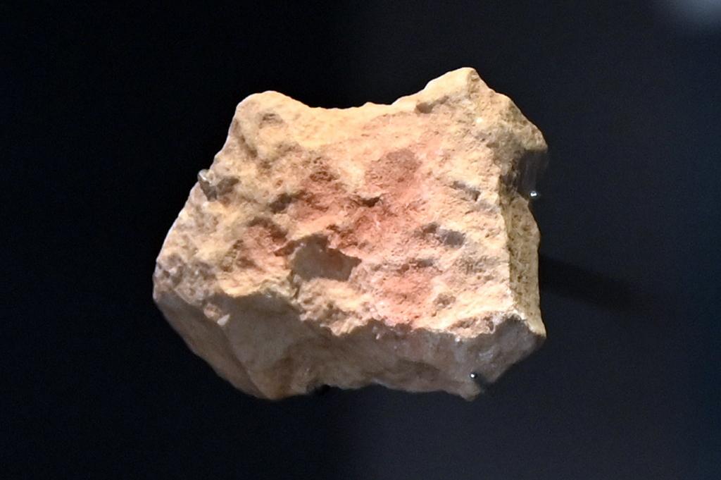 Mit Rötel getupfter Kalkstein, 12000 - 10000 v. Chr., Bild 1/3