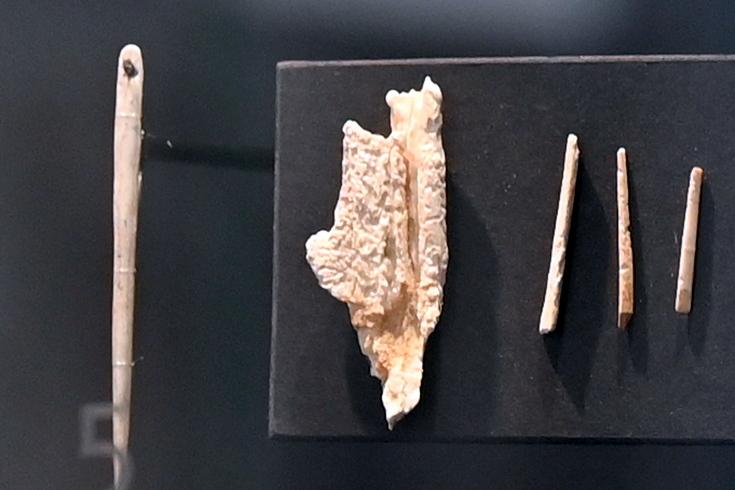 Nadelkern mit Negativen von ausgelösten Nähnadeln, 12000 - 10000 v. Chr.
