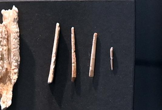 Vier Nähnadelfragmente, 12000 - 10000 v. Chr., Bild 1/3