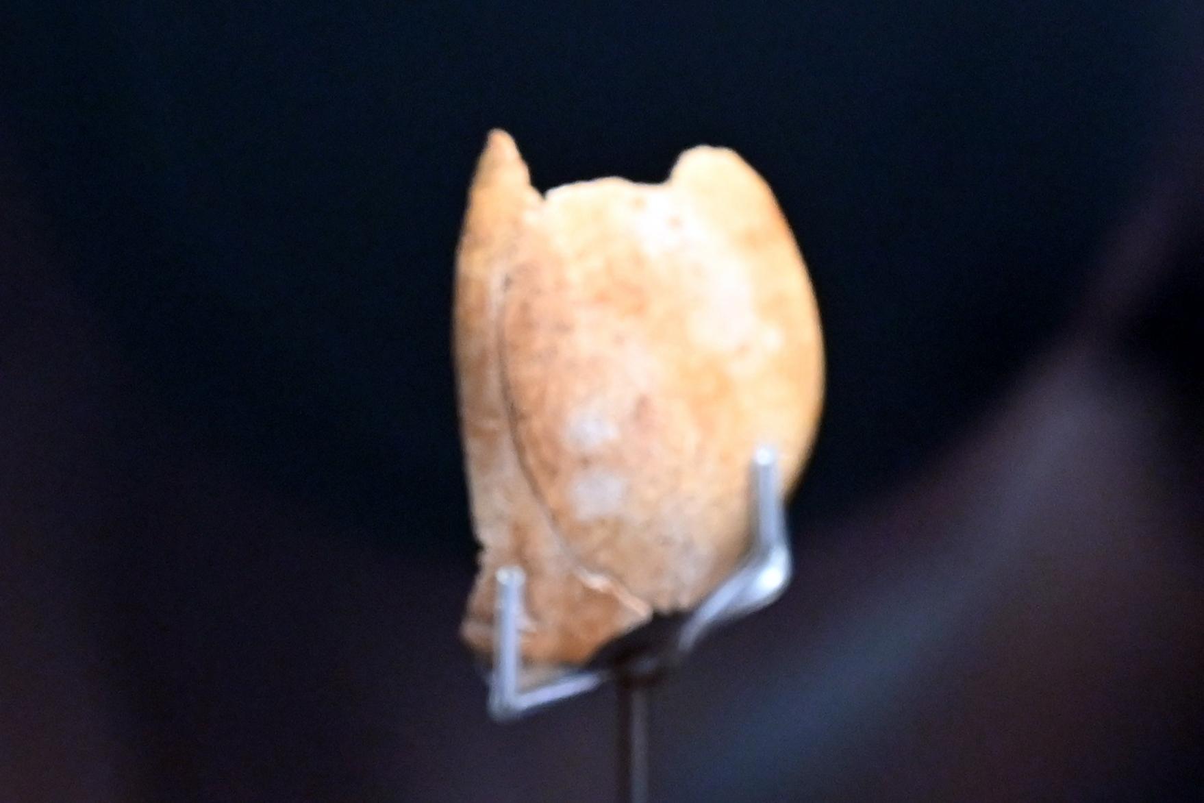 Fragment einer weiblichen Figur, 26000 - 22000 v. Chr., Bild 1/3