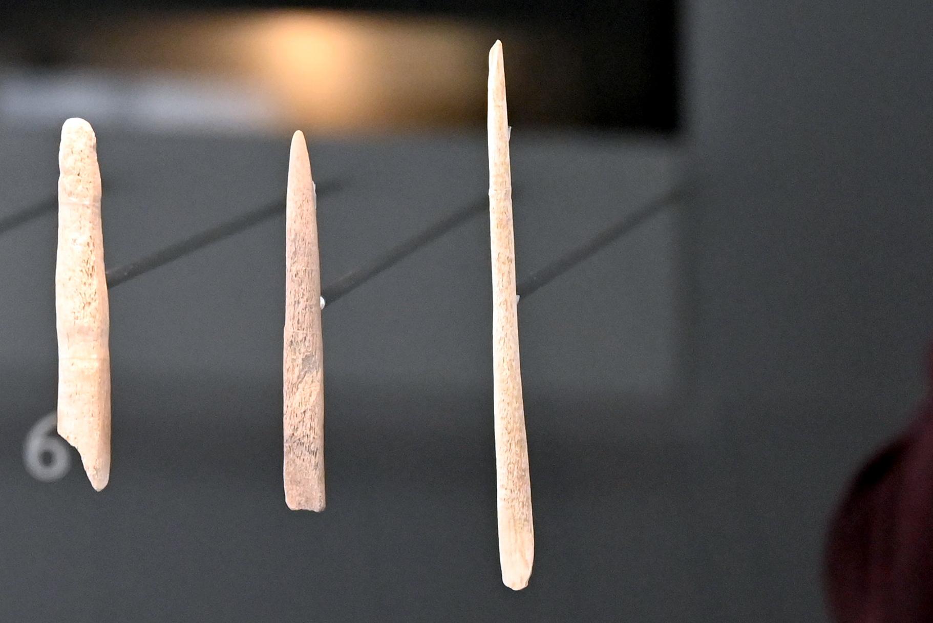 Zwei Geschossspitzen mit beidseitig abgeschrägter Basis, 14000 - 10000 v. Chr.