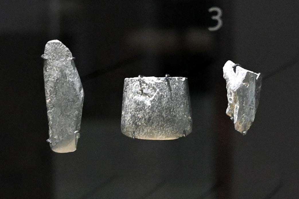 Dechselklinge und zwei Bruchstücke, Neolithikum (Jungsteinzeit), 5500 - 1700 v. Chr., 5200 - 5000 v. Chr., Bild 1/3