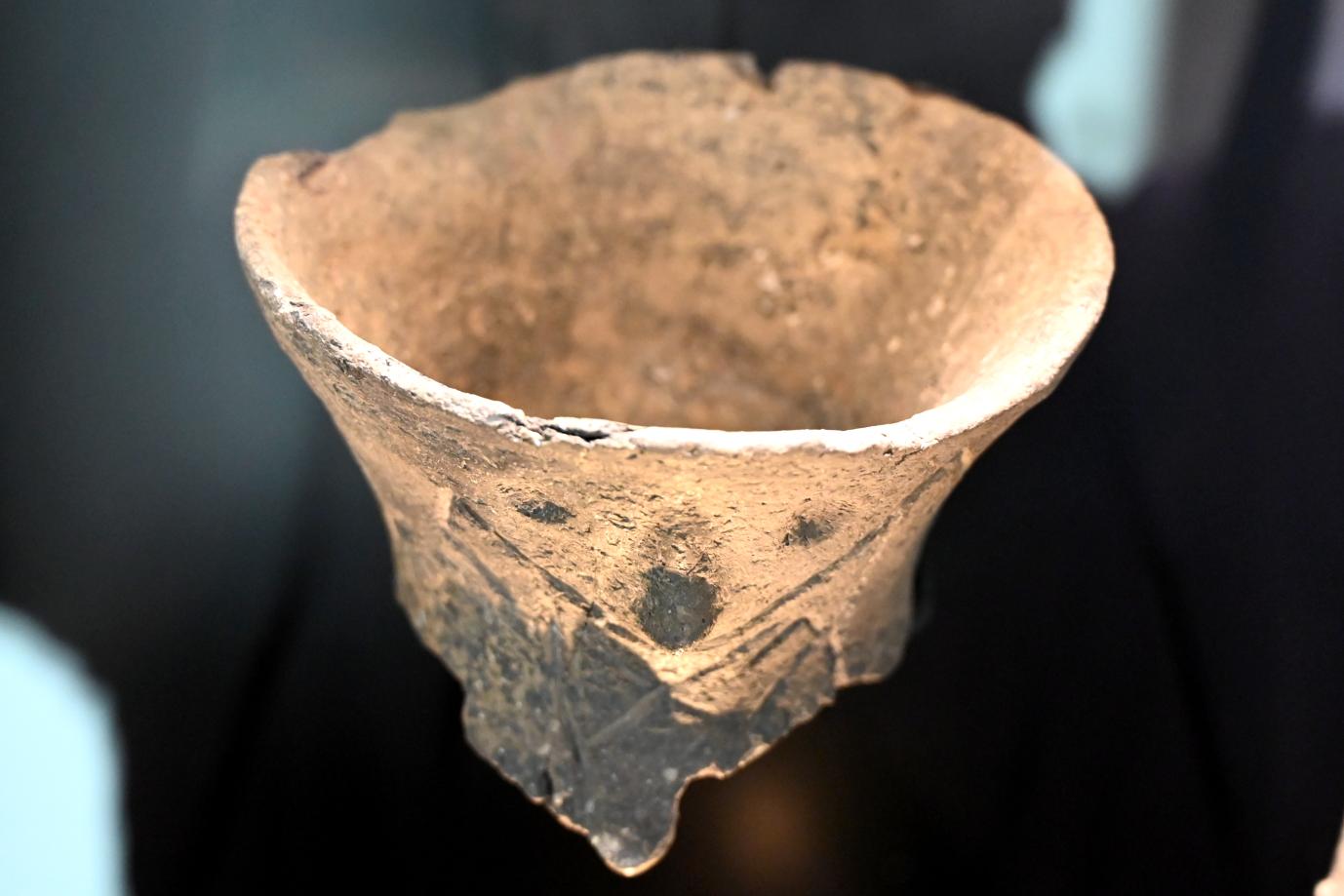 Gesichtsdarstellung auf einer Vorratsflasche, Neolithikum (Jungsteinzeit), 5500 - 1700 v. Chr., 5500 - 5100 v. Chr., Bild 1/4