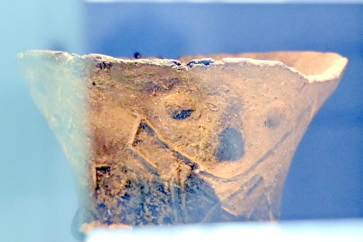 Gesichtsdarstellung auf einer Vorratsflasche, Neolithikum (Jungsteinzeit), Undatiert, 5500 - 5100 v. Chr., Bild 2/4