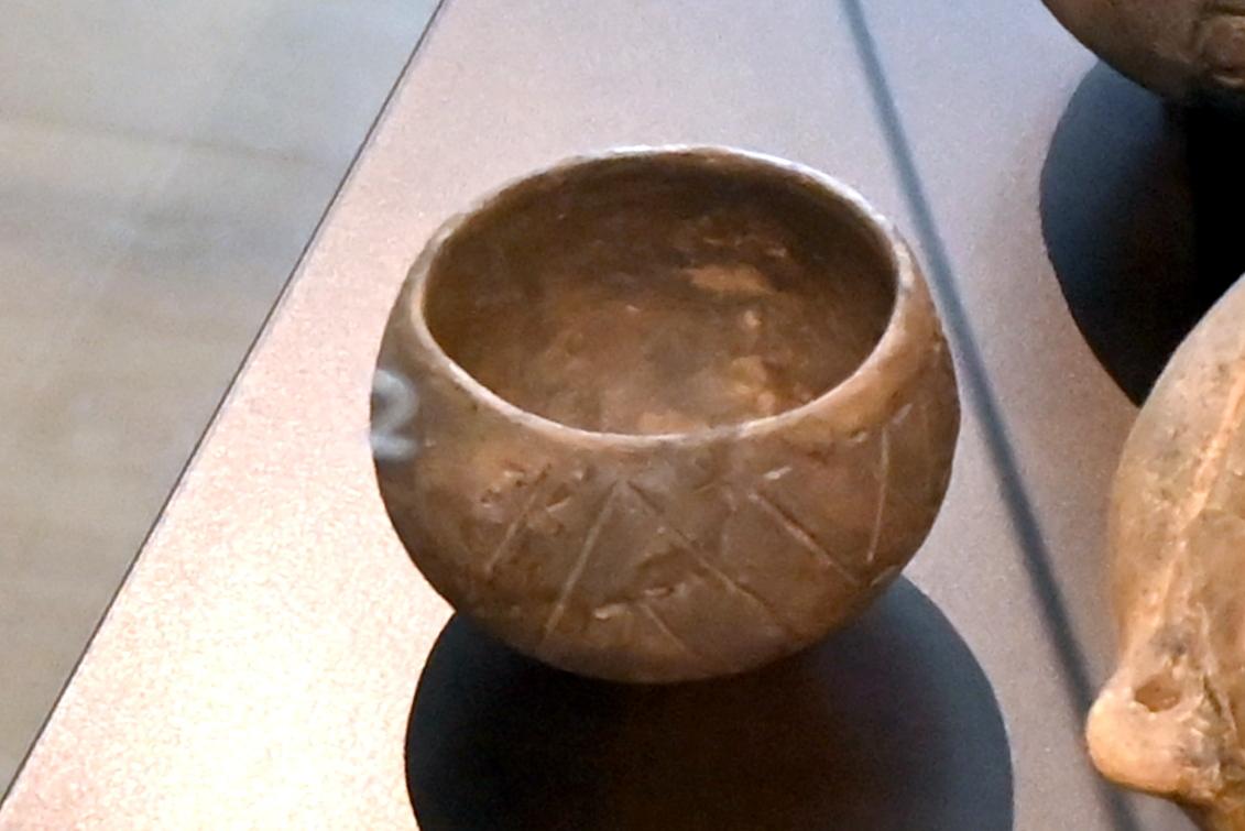 Verzierter Kumpf, Neolithikum (Jungsteinzeit), 5500 - 1700 v. Chr., 5500 - 5100 v. Chr., Bild 1/3