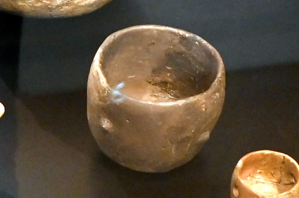 Kumpf mit Knubben, Neolithikum (Jungsteinzeit), 5500 - 1700 v. Chr., 5500 - 5100 v. Chr., Bild 1/3