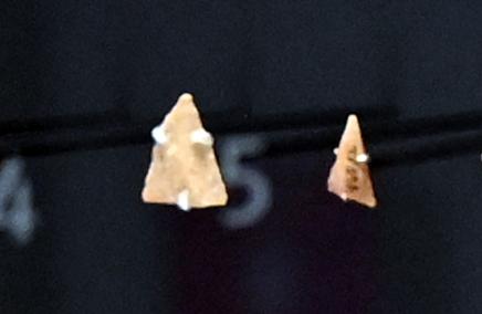 Zwei Pfeilspitzen in Dreiecksform, Mesolithikum, 9500 - 5500 v. Chr., 9000 - 6000 v. Chr., Bild 1/3