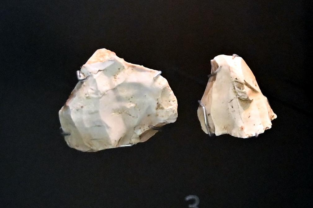 Zwei Restkerne, Neolithikum (Jungsteinzeit), 5500 - 1700 v. Chr., 5200 v. Chr., Bild 1/3