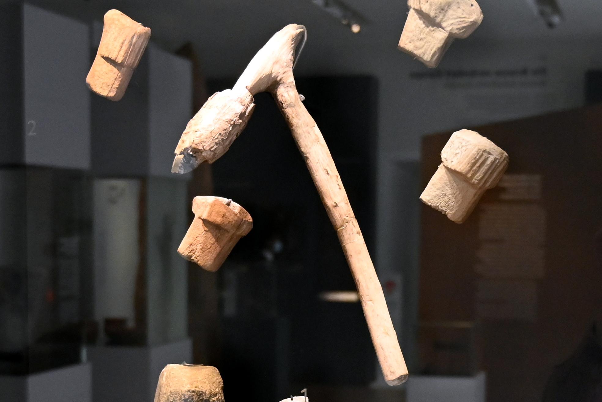Dechsel, Neolithikum (Jungsteinzeit), 5500 - 1700 v. Chr., 3900 - 2900 v. Chr., Bild 1/4