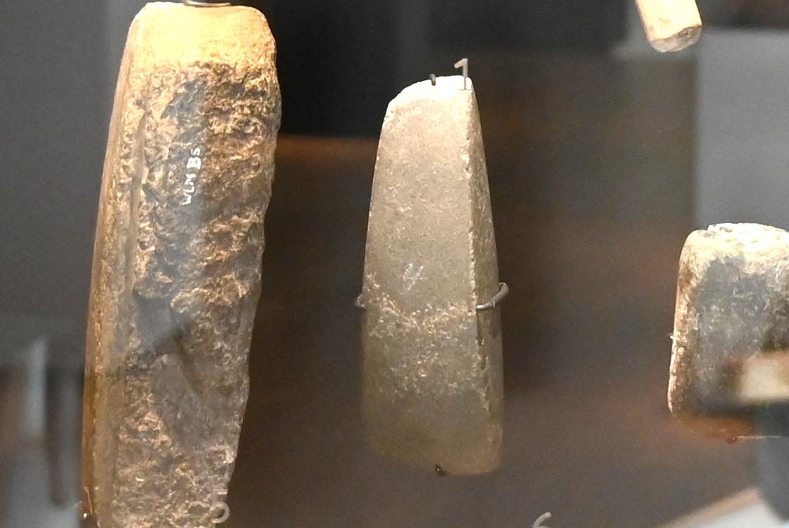 Steinbeil mit Sägeresten, Neolithikum (Jungsteinzeit), 5500 - 1700 v. Chr., 3900 - 2900 v. Chr., Bild 1/3