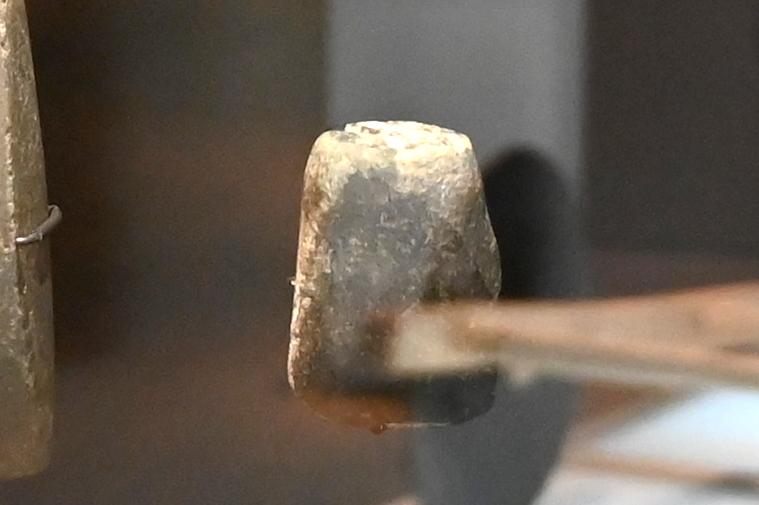 Steinbeil, Neolithikum (Jungsteinzeit), 5500 - 1700 v. Chr., 3900 - 2900 v. Chr., Bild 1/3