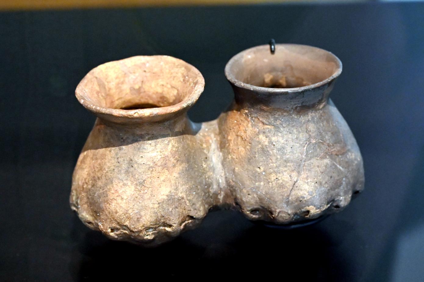 Doppelgefäß (Kultgefäß?), Neolithikum (Jungsteinzeit), 5500 - 1700 v. Chr., 4100 - 3800 v. Chr., Bild 1/3