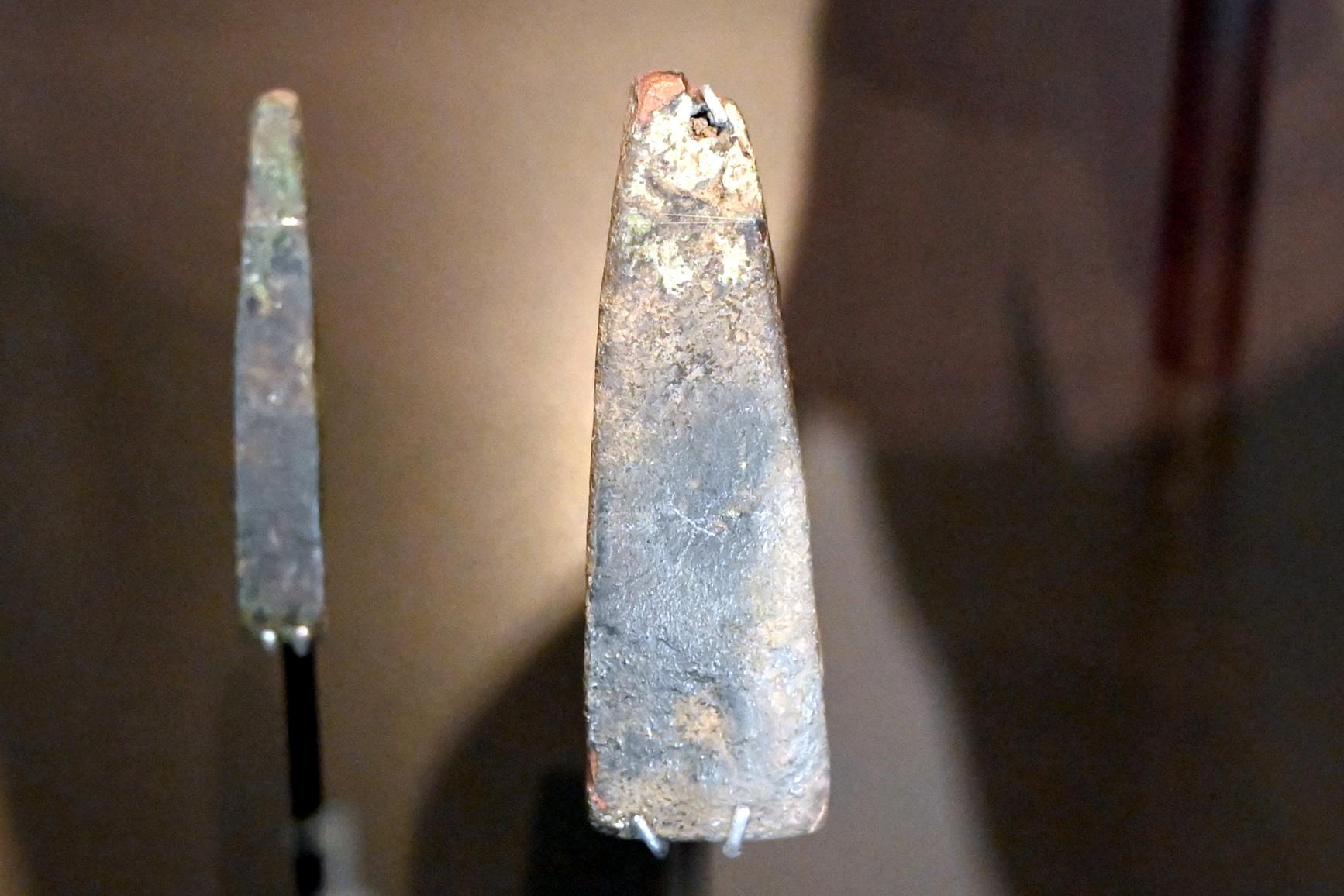 Kupferbeil, Neolithikum (Jungsteinzeit), 5500 - 1700 v. Chr., 4000 - 3600 v. Chr., Bild 1/3