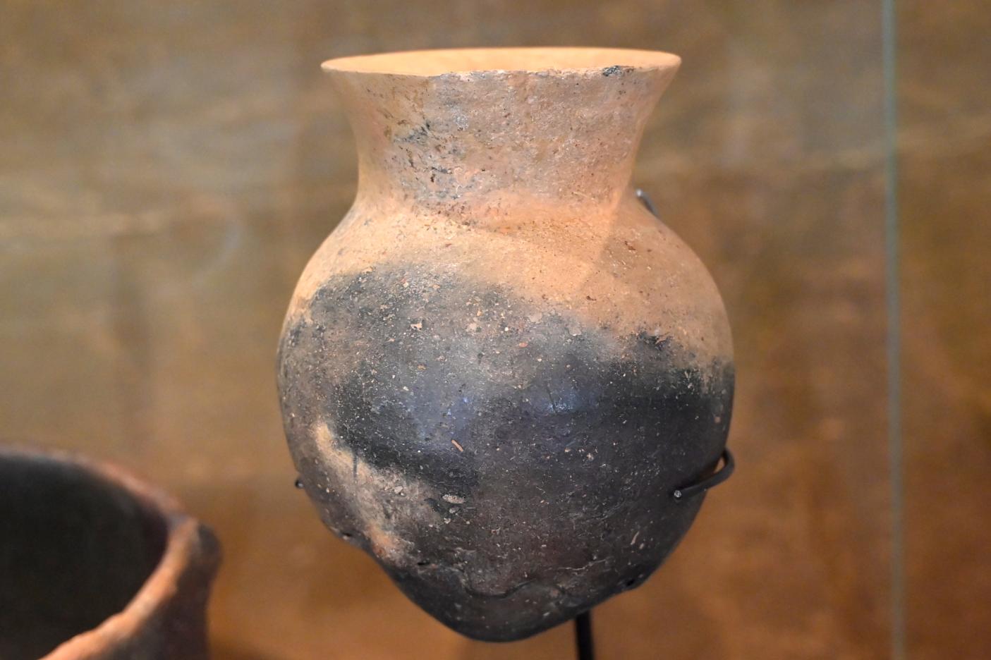 Ösenkranzflasche, Neolithikum (Jungsteinzeit), 5500 - 1700 v. Chr., 4000 - 3600 v. Chr., Bild 1/2