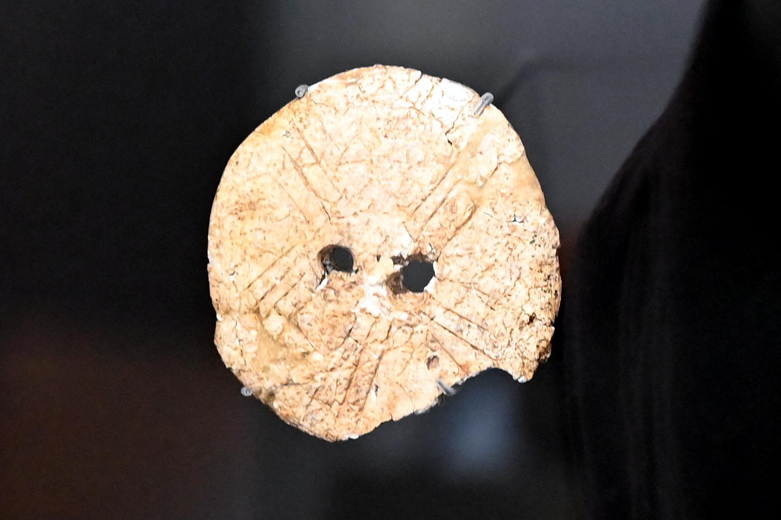 Schmuckscheibe, Neolithikum (Jungsteinzeit), 5500 - 1700 v. Chr., 2700 - 2400 v. Chr., Bild 1/3