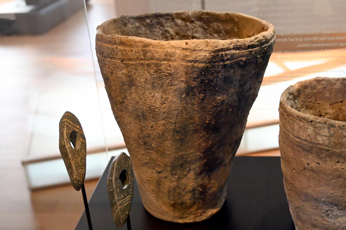 Kübel mit Randriefen und Einstichen, Neolithikum (Jungsteinzeit), 5500 - 1700 v. Chr., 3400 - 2800 v. Chr.