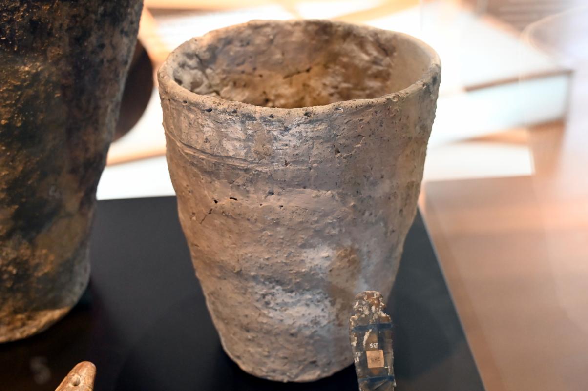 Kübel mit Randrillung und Einstichen, Neolithikum (Jungsteinzeit), 5500 - 1700 v. Chr., 3400 - 2800 v. Chr., Bild 1/3