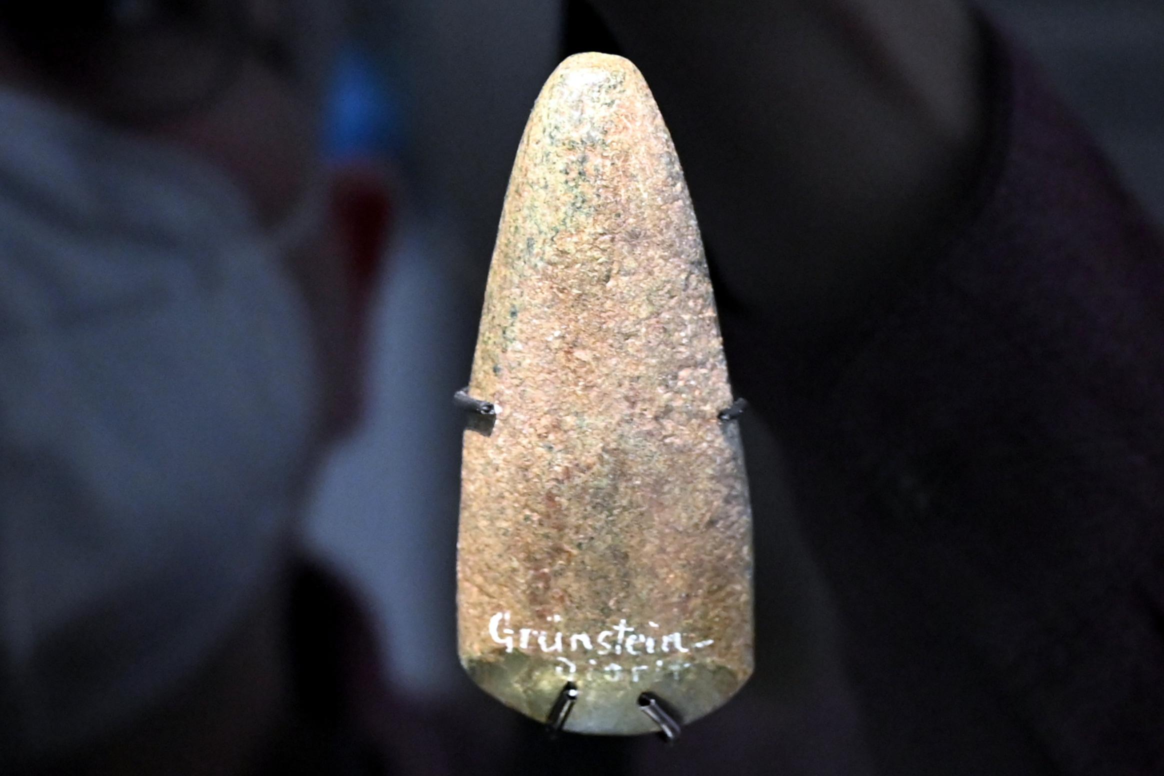 Spitznackiges Beil, Neolithikum (Jungsteinzeit), 5500 - 1700 v. Chr., 3800 - 2800 v. Chr., Bild 1/3