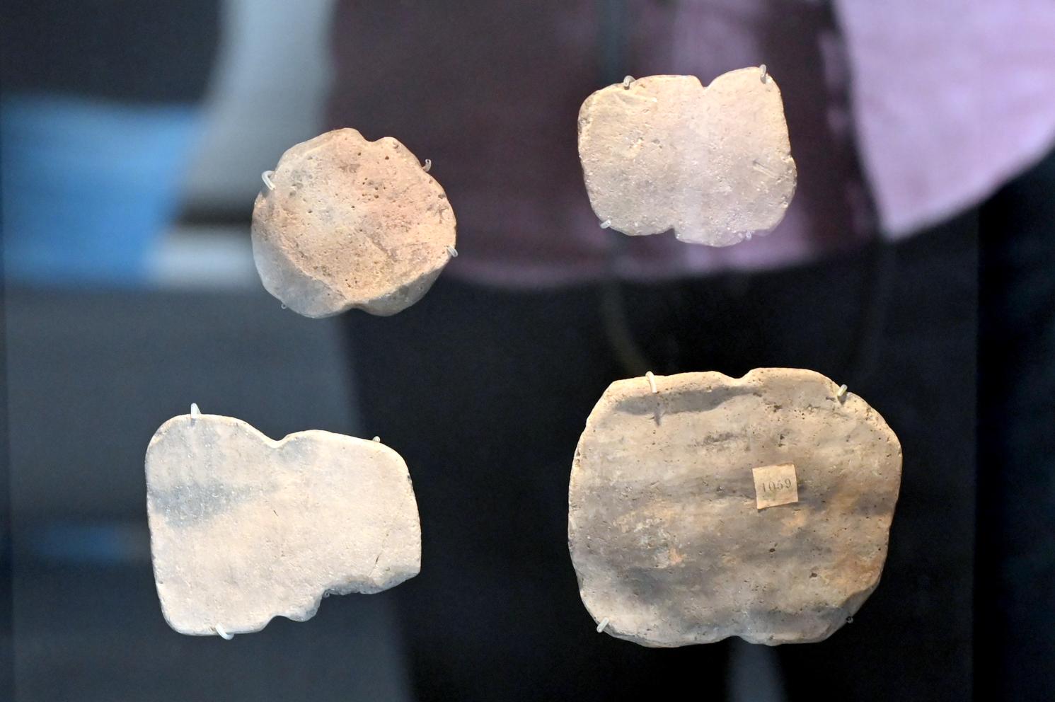 Vier Netzsenker, Neolithikum (Jungsteinzeit), 5500 - 1700 v. Chr., 4000 v. Chr., Bild 1/2