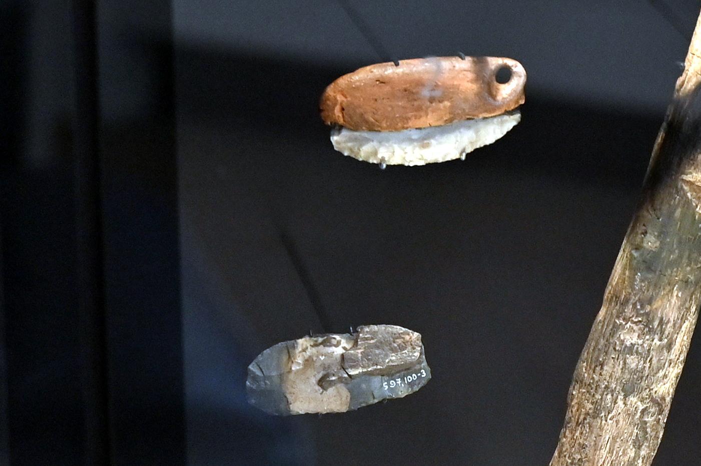Zwei Erntemesser, Neolithikum (Jungsteinzeit), 5500 - 1700 v. Chr., 3300 v. Chr., Bild 1/2