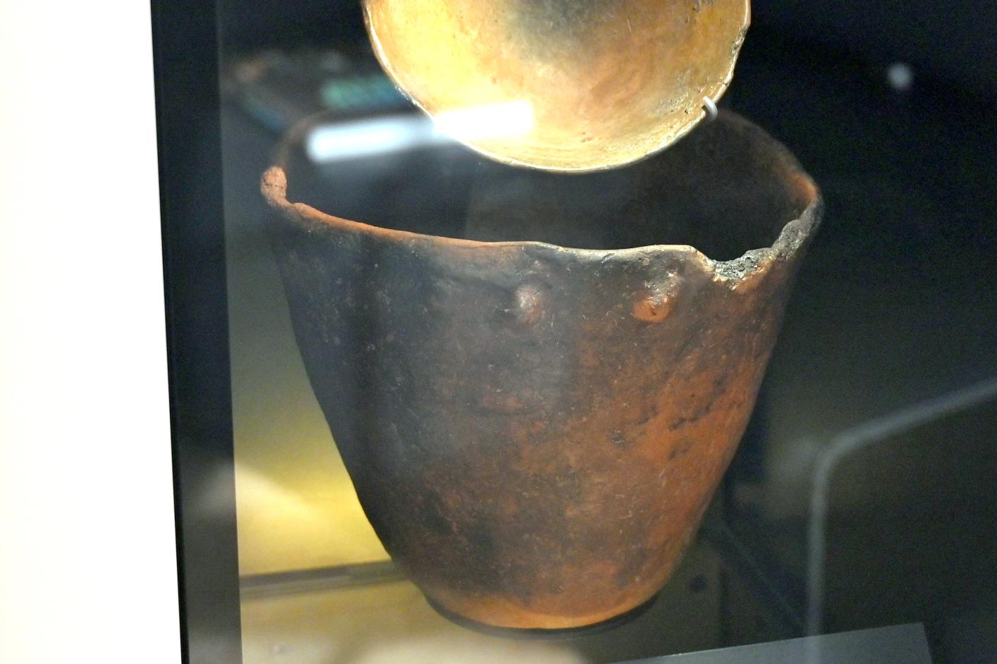 Kochtopf, Neolithikum (Jungsteinzeit), 5500 - 1700 v. Chr., 3800 - 3600 v. Chr., Bild 1/2