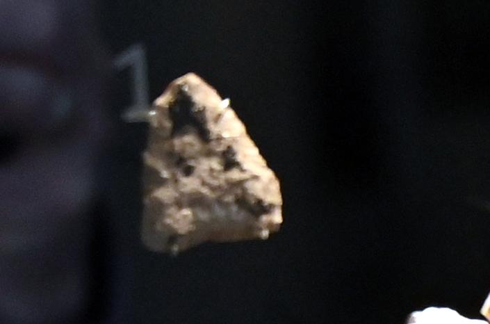 Pfeilspitze mit Pech, Neolithikum (Jungsteinzeit), 5500 - 1700 v. Chr., 3900 v. Chr., Bild 1/3