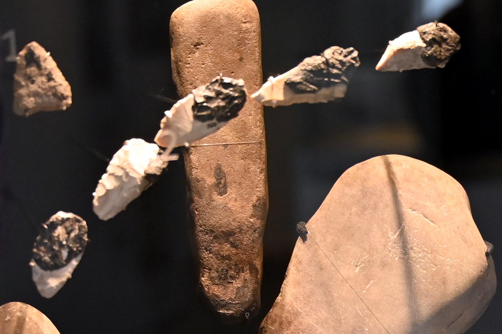 Fünf Sichelklingen mit Pechresten, Neolithikum (Jungsteinzeit), 5500 - 1700 v. Chr., 3900 v. Chr.