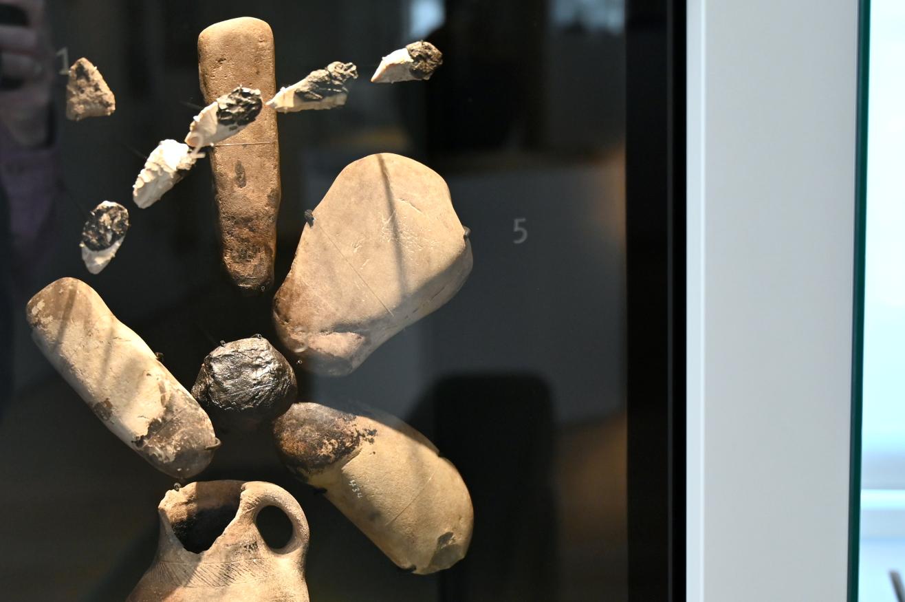 Vier Pechkiesel, Neolithikum (Jungsteinzeit), 5500 - 1700 v. Chr., 3900 v. Chr., Bild 1/3