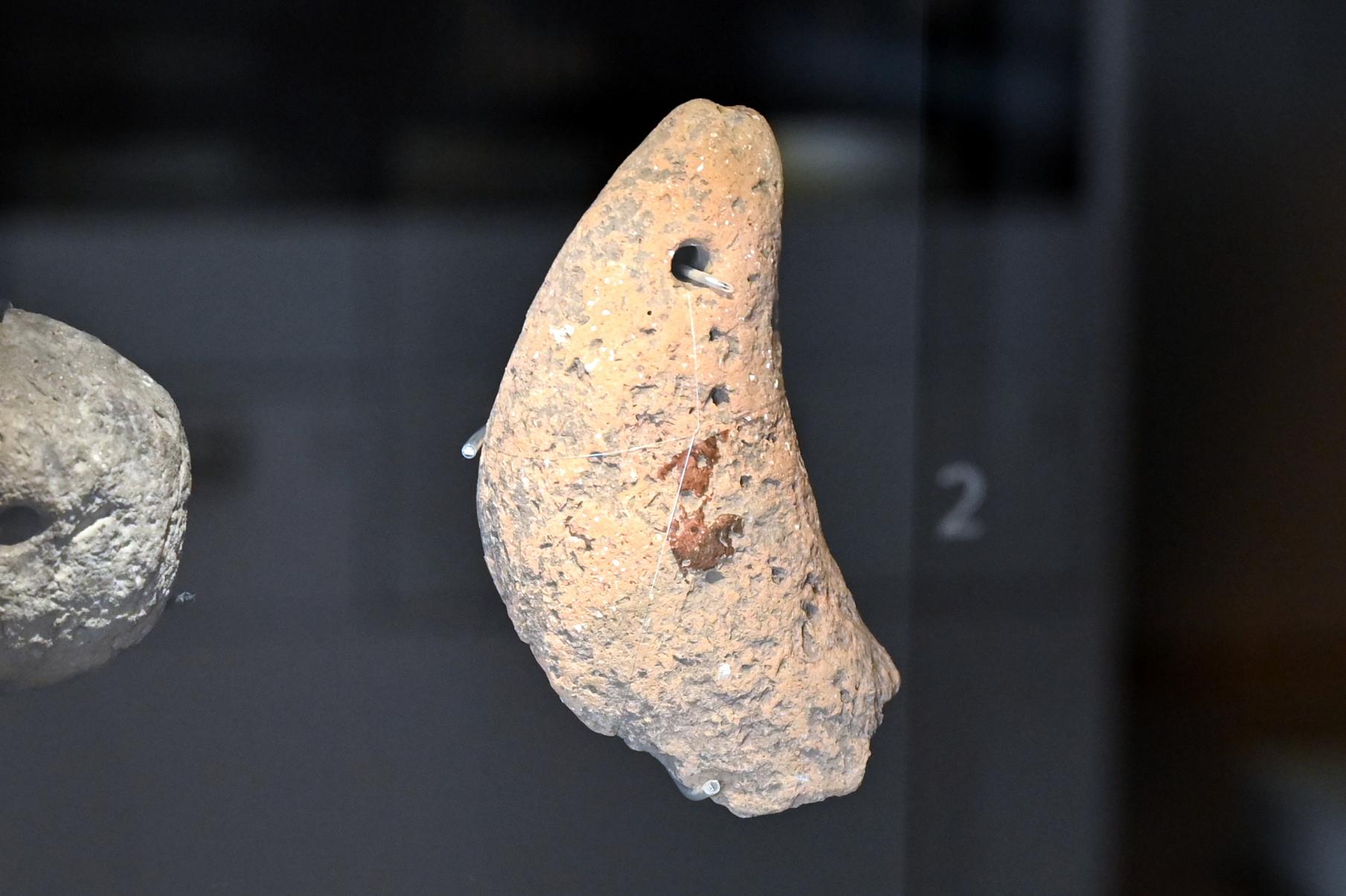 Nierenförmiges Webgewicht, Neolithikum (Jungsteinzeit), 5500 - 1700 v. Chr., Bild 1/2