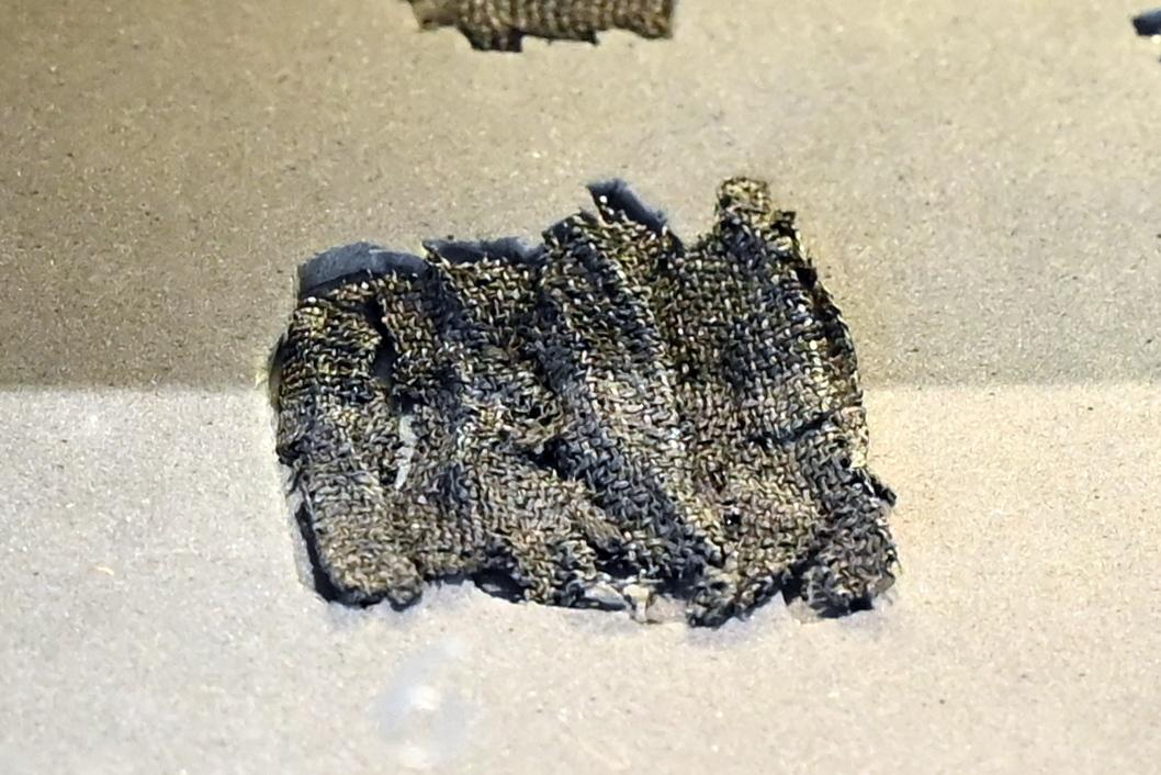 Fragment eines Bastgeflechts in Zwirnbindung mit Fransenreihen (Vlies), Neolithikum (Jungsteinzeit), 5500 - 1700 v. Chr., 4000 - 3000 v. Chr.