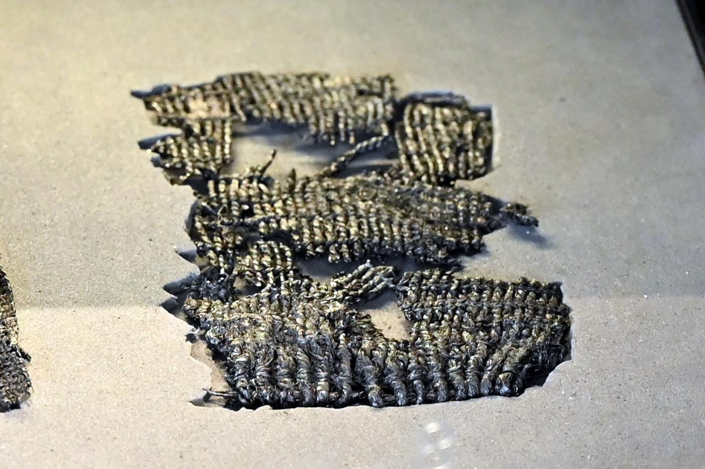 Fragment eines zwirngebundenen Geflechts mit Anfangskante, Neolithikum (Jungsteinzeit), 5500 - 1700 v. Chr., 4000 - 3000 v. Chr.