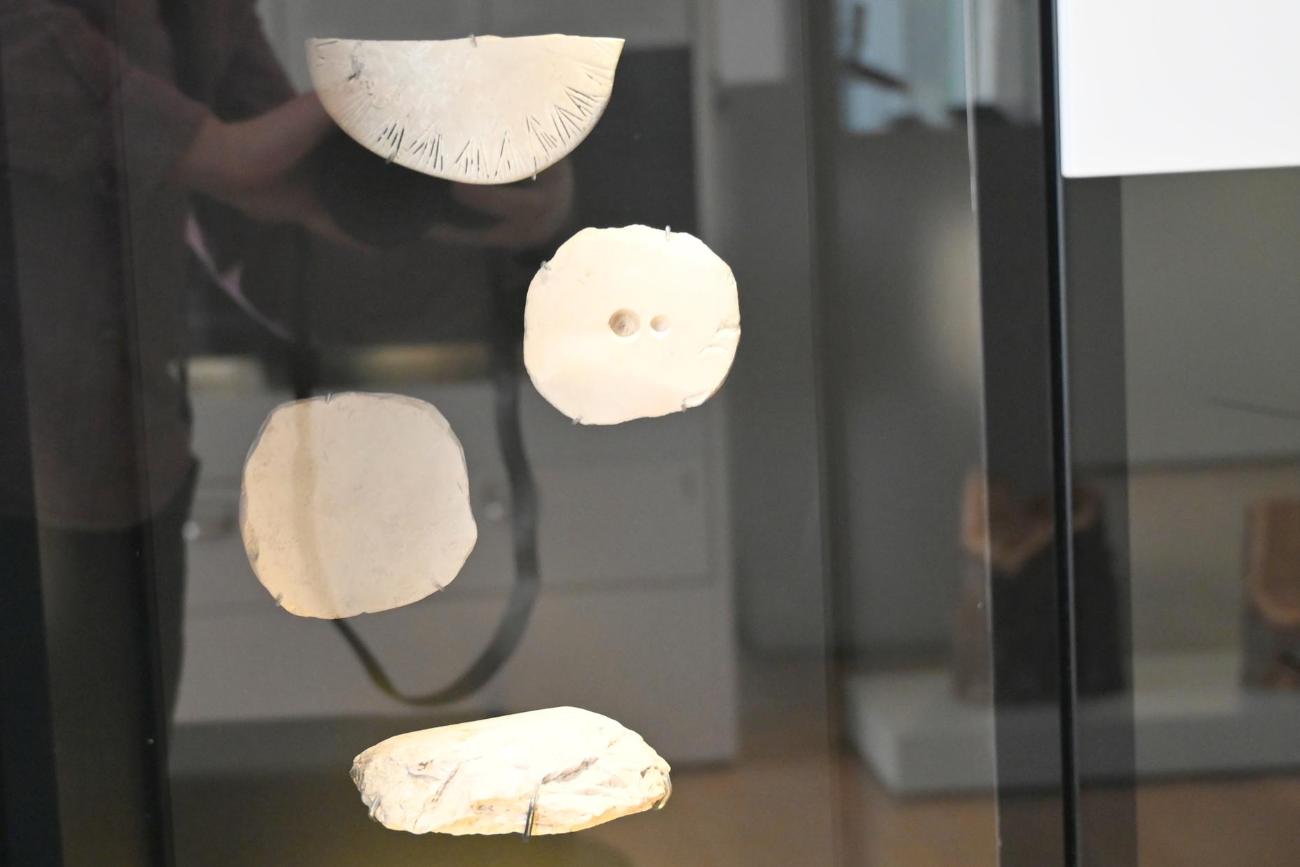 Vier Kalksteinscheiben in verschiedenen Bearbeitungsstadien, Neolithikum (Jungsteinzeit), 5500 - 1700 v. Chr., 3800 v. Chr.