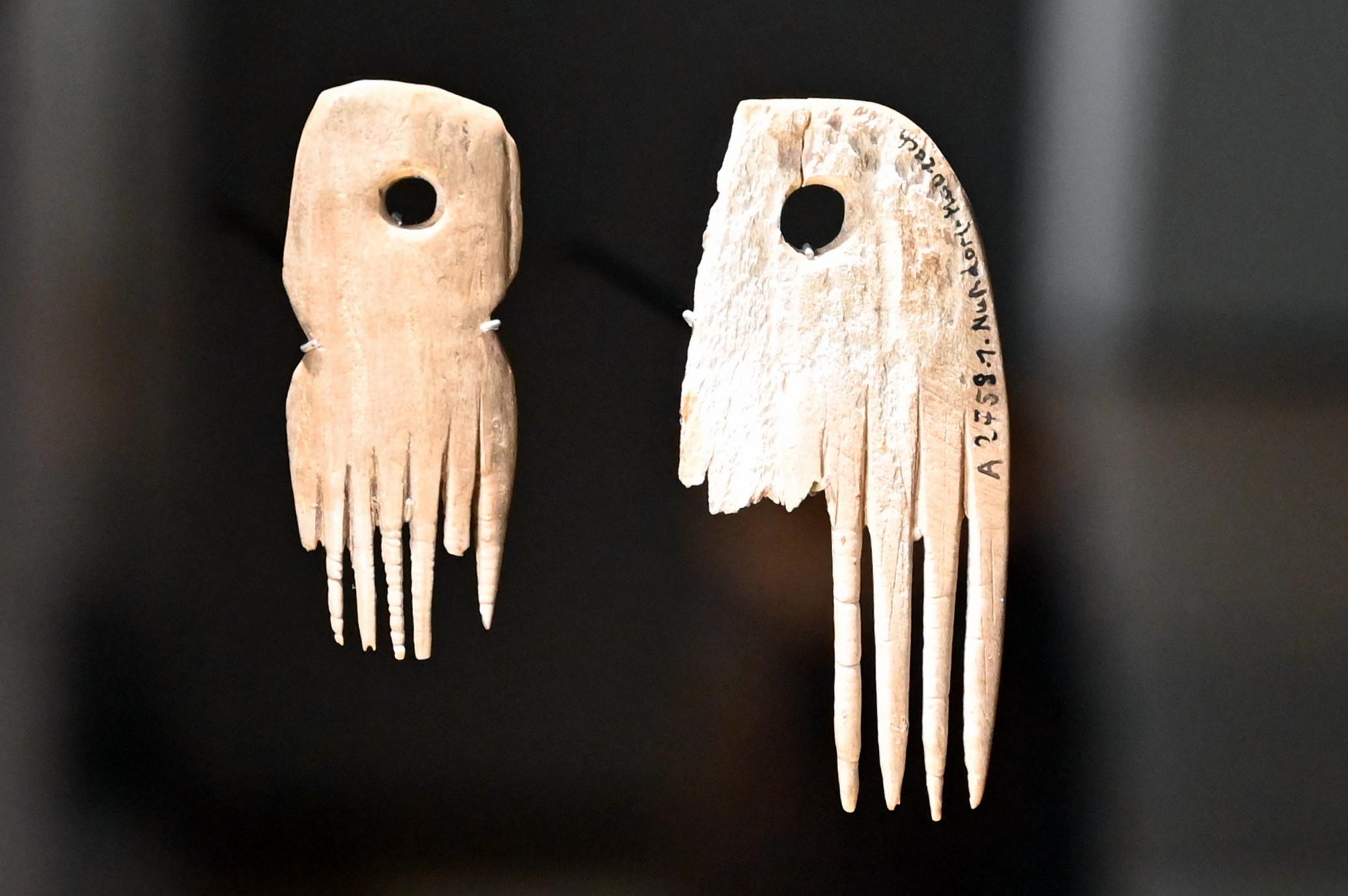Zwei Knochenkämme, Neolithikum (Jungsteinzeit), 5500 - 1700 v. Chr., 4000 - 3000 v. Chr., Bild 1/2